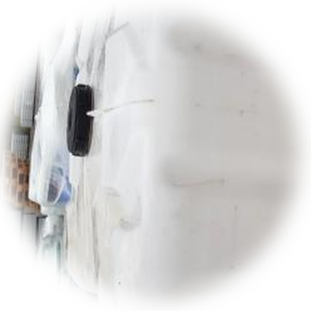 Contenants PEHD (Vrac) — Bidons et contenants en polyéthylène haute densité. Vidés et nettoyés, ils sont broyés puis recyclés en granules PEHD pour la production de nouveaux contenants.