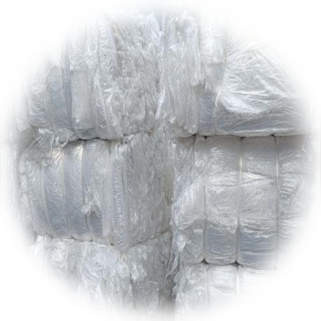 Films 100% étirable transparents (balles) (Balles) — Film 100% étirable transparent pur, conditionné en balles. Provient de la palettisation et du suremballage logistique. Sa pureté en fait la qualité la plus valorisée de notre filière PE.
