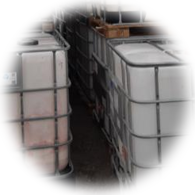 IBC / GRV grillagés (Vrac) — Cubitainers IBC et GRV grillagés à démanteler. La cuve plastique, la cage métallique et la palette sont séparées puis recyclées chacune dans sa filière respective.