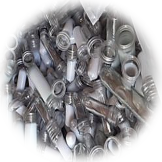 Préformes PET (Vrac) — Préformes PET non soufflées, issues de surplus et de non-conformités. Matière propre et homogène, recyclée en paillettes rPET de haute qualité.